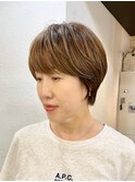 白髪ぼかしで美しく！大人上品なツヤ髪ショート