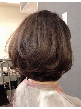 ヘアリビングアローネ(Hair Living Allone) 大人可愛い ふんわり前下がりボブ