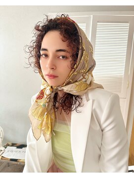 ホロ(hollo) スパイラルロングパーマ外国人風スパイラルパーマ