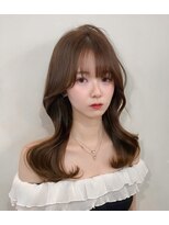 ヴィヴィッド オモテサンドウ(ViViD omotesando)&nbsp;韓国レイヤーカット　アッシュベージュ　くびれ巻き
