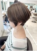 白髪染めを使わないベージュカラーのショートボブ