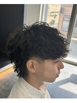 バース バイ ハピネス(BIRTH by happiness)&nbsp;韓国へアカルマパーマワックスなしセンターパート黒髪ウルフ