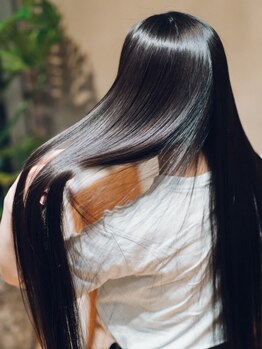 「髪質改善ストレート＆縮毛矯正で叶える、触れたくなる艶髪サロン」