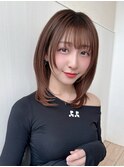 20代に人気顔周りの後れ毛がかわいいシャギーレイヤーミディアム