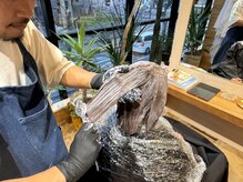 丁寧にカラー剤を塗布いたします