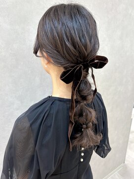 ヴィサージュアクト(VISAGE a.c.t) ガーリーだけど抜け感も。今っぽローポニー！