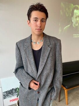 アップバングツーブロック黒髪ビジネスメンズカット