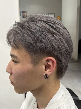 レボ 神宮寺店(Revo) ショートスタイルでもかっこよく。シルバーカラー