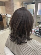 ショコララテ 【くびれミディアムレイヤー】オリーブグレージュ