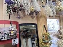 ヘアアンドメイクシュビア(SuBiR)の雰囲気（ドライフラワーが好きで店内にたくさんの花があります）