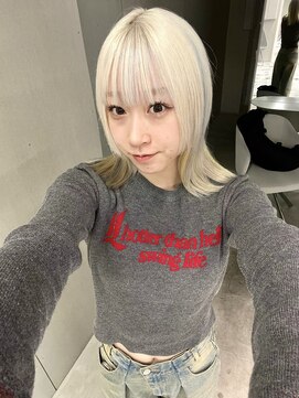 キオク(KIOX) ホワイトベージュに黄色とブルーのポイントカラー