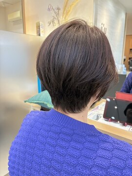 ウイバイファースト(u'i by first) 後頭部にボリュームがでるようにカットされたショートスタイル