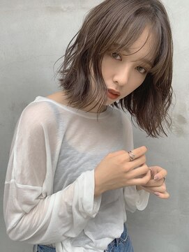 カイル(kyle) ニュアンスセンターパートでアンニュイミディアムボブ