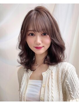 アフロートリノ(AFLOAT Leino) 抜け感ミディアム　王道流し前髪似合わせ