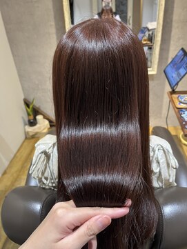 デイジー 深みと透明感を両立した「ショコラ・ガーネット」