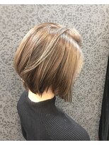 イヴァン アンド リズ 奈良店(IVAn ＆ LIZ) キレイめ前下がりショート×シルバーホワイトカラー