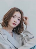 センターパートツヤ髪ニュアンスパーマ小顔似合わせ大人可愛い
