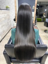 髪を傷めずに今までにない艶々な自然なストレートヘアに仕上げることができます。