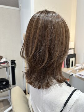 ルーチェココ ブラン(Lu'ce coco blanc) ミディアムレイヤーカット×スモーキーベージュ