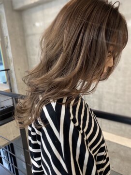 ウェイズ トウキョウ(Ways TOKYO) 目で追う後ろ姿ヌーディベージュ。