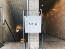 イッシキ(ISSIKI)の雰囲気（１階外のこちらの看板が目印です◎）