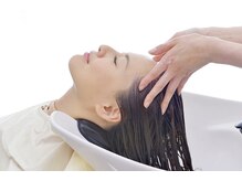 スパニストによる本格ヘッドスパ。ヘッドスパ専用の完全個室にて2種類のコースからお選びいただけます。
