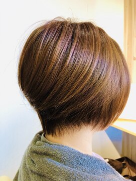 ヘアーアトレ(hair attrait) .スッキリ前下がり大人ショート
