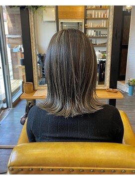 トルチェ(toRtue) 外ハネ ダークグレー×ホワイトメッシュ