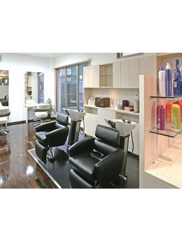 リラックス効果◎人気のヘッドスパで頭皮の汚れを落として綺麗な髪に...健やかな髪を手に入れましょう。