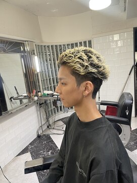 メリケンバーバーショップ フクオカ(MERICAN BARBERSHOP FUK) 波巻き束感ショートツーブロックマッシュアップバングコンマヘア