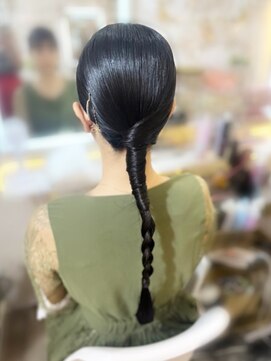 アトリエビューティーアミュ(atelier beauty AmU) 結婚式 二次会 お呼ばれ タイトポニー×ゴールドピン