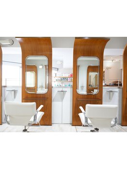 少人数のプライベートサロンで、あなただけの特別な時間をお届け！リラックスしながら美を追求しませんか？