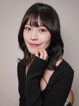 アミー 駒澤(Ammy komazawa) 透明感抜群シアーグレー×くびれミディアムレイヤー