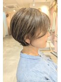 白髪ぼかしハイライトで小顔効果抜群のマッシュショート
