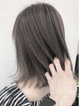 ミューバイアメイロ(mue by ameiro)の写真/【白髪ぼかしハイライト】絶妙なバランスの大人カラーで、余裕のある雰囲気＊