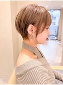 耳掛けショートボブ/襟足束感ショート/アッシュベージュ