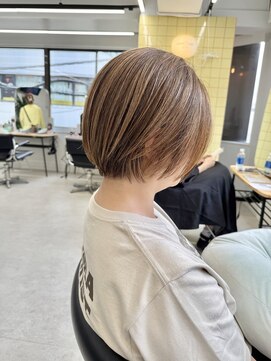 ヒビヲ(HIBIO) ショートボブ切りっぱなしボブタッセルボブベージュカラー横浜