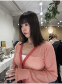 ミディアムヘアワイドバング透明感グレージュカラー