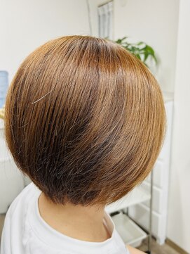 エミー 再現性にこだわったグレイカラーとショートカットになります。