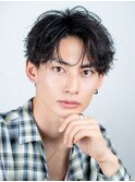 黒髪ツーブロックナチュラルセンターパートフェザーパーマ眉毛