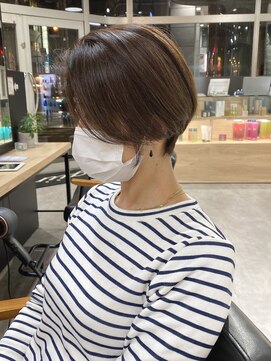 ジーニー 横浜(giinii) 大人美人30代40代50代_前下がりくびれショート【横浜】渋谷