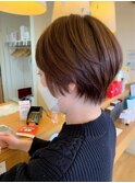 明るめカラーのショートヘア