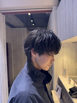アクシー ヘアーアンドメイク(AXY HAIR&MAKE) 新宿シャドウパーマメンズマッシュウルフカット緩め波巻きパーマ
