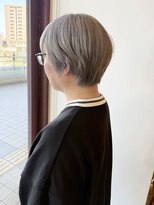 ルッツ(Lutz. hair design)&nbsp;4/9 ハイトーン　シルバーベージュ ショートボブ 【千代田彩夏】