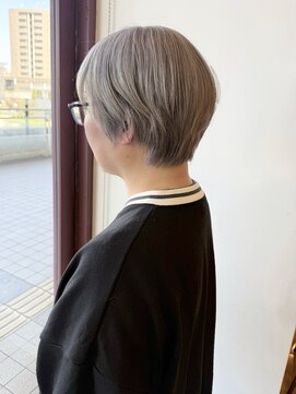ルッツ(Lutz. hair design) 4/9 ハイトーン シルバーベージュ ショートボブ 【千代田彩夏】