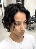 大人の波巻きスパイラルパーマミディアムロングメンズカットヘア