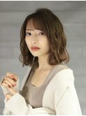 外ハネボブ／切りっぱなし／ミディアム／小顔／20代／30代／40代