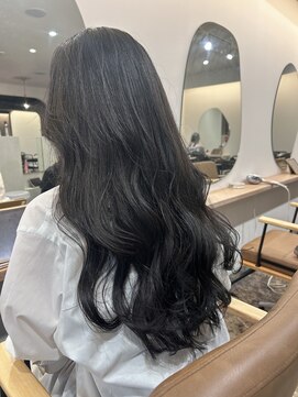 ユッカ 梅田(YUCCA) 【 YUCCA 】大人可愛い20代30代40代ロング/アッシュ