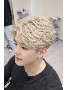 ヘアールーム アート(hair room a to by NYNY) フェザーパーマ+ホワイトブロンド