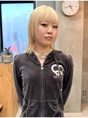 ブロンド　ステップカット　ブリーチカラー　前髪パッツン